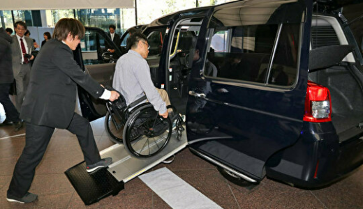 ジャパンタクシー初車椅子、悪戦苦闘で冷や汗！